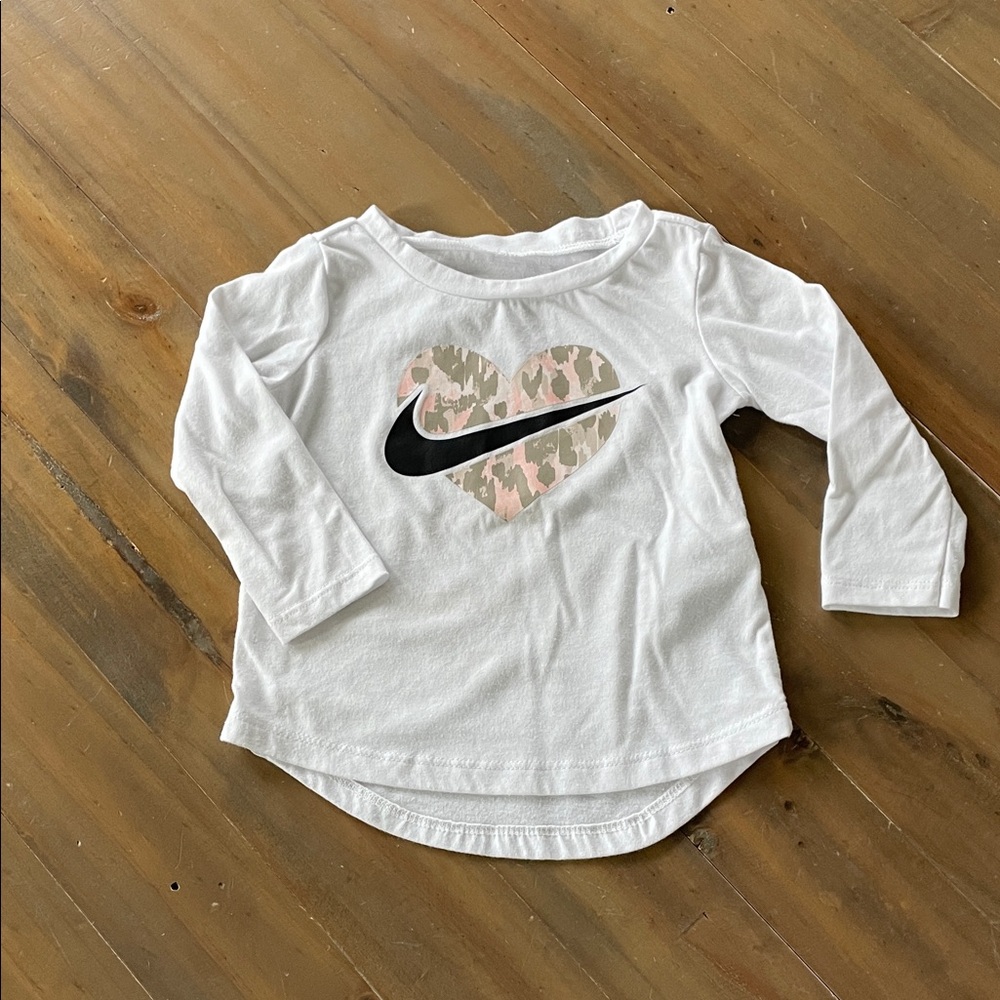 🌷5/$20🌷 Nike White Long Sleeve Shirt